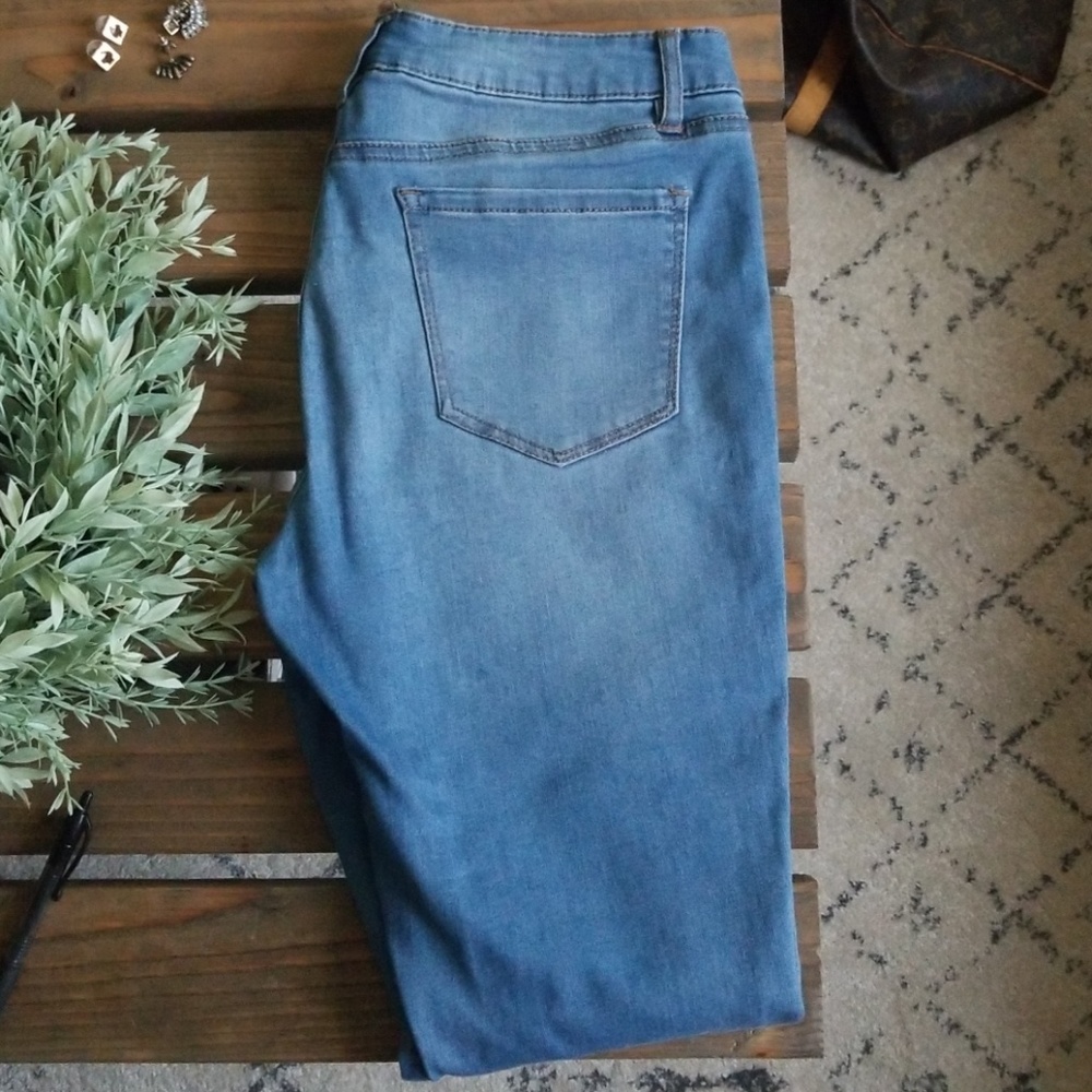 Super stretch light wash skinny jean/jegging
